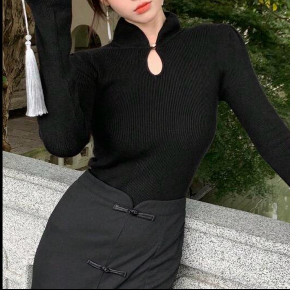 Keyhole neck pearl black ribbed long sleeve top